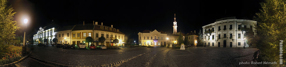 City Hall by night - Veszprém, Ungern - Panorama foto (panoramabild)