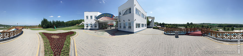 Az Aquaréna aquapark bejárata - Mogyoród, Magyarország - Panoráma fotó (panorámakép)