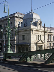 The other former customs house of the Liberty Bridge ("Szabadság híd"), in front of the main building of the Corvinus University - Budapešť, Maďarsko