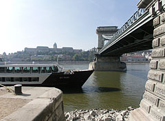 The Buda Castle Palace and the Chain Bridge ("Lánchíd") as seen from the Pest-side abutment of the bridge itself - Budapešť, Maďarsko