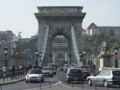 The Széchenyi Chain Bridge ("Lánchíd") viewed from the Pest side of the river - Budapešť, Maďarsko