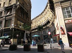 The corner of Anker House and the circular arc shaped "Anker köz" pedestrian street - Budapešť, Maďarsko