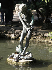 Statue of a  "Crab fishing boy" (in Hungarian "Rákászfiú") - Budapešť, Maďarsko