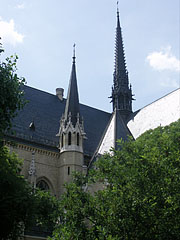 The natural slate roof of the Church of St. Elizabeth of Hungary, the nave with two ridge turrets or spirelets - Budapešť, Maďarsko