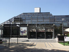 Honvéd Cultural Center, a relatively modern style smoke glass covered building - Budapešť, Maďarsko