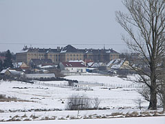 The Szerb Antal High School or Secondary School in Cinkota neighborhood, as seen from the Szilas Stream - Budapešť, Maďarsko