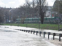 Flood on the lower embankment, with a green "HÉV" suburban train in the background - Budapešť, Maďarsko