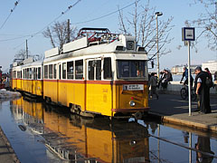 In spite of how it looks, this yellow tram No.19 (Ganz UV model) cannot run on the water, just the station of it has flooded - Budapešť, Maďarsko