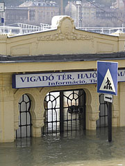 Boat station at Vigadó Square ("Vigadó tér") - Budapešť, Maďarsko