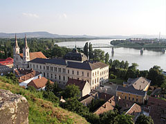 The twin-towered Roman Catholic Parish Church of St. Ignatius of Loyola (also known as the Watertown Church) and the Primate's Palace on the Danube bank, plus the Mária Valéria Bridge - Esztergom (Ostřihom), Maďarsko