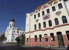 The "rustic" Art Nouveau style Cifra Palace ("Cifrapalota"), and some distance away the white building of the former synagogue - Kecskemét, Maďarsko