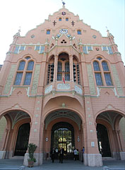 The ceramic-covered and salmon-colored raised middle section (so-called central avant-corps or risalit) of the City Hall of Kecskemét - Kecskemét, Maďarsko