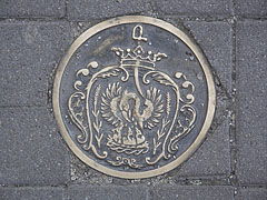 Coat of arms of Szolnok in the pavement, on a brass relief decoration - Szolnok, Maďarsko