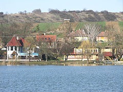 Holiday homes and the buildings of the beach, on the shore of Bánki Lake - Bánk, Maďarsko