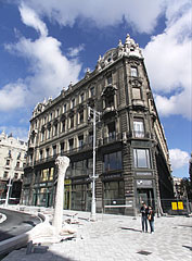 The southern Klotild Palace, the side that overlooks the Danube River - Budapešť, Maďarsko