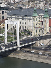 The Downtown Parish Church (or Inner City Parish-Church) and the Elizabeth Bridge, viewed from the Gellért Hill - Budapešť, Maďarsko