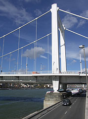 The eastern (Pest-side) pylon of the pure white Elisabeth Bridge - Budapešť, Maďarsko