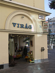 Flower shop at the corner, in the neoclassical building of the former Két Oroszlán Inn - Budapešť, Maďarsko