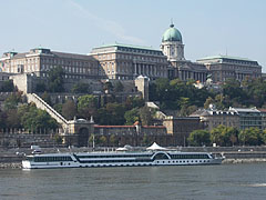 The side of the Buda Castle Palace that overlooks the Danube River - Budapešť, Maďarsko