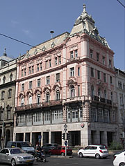 Thr pink colored Grünbaum-Weiner House (apartment building) - Budapešť, Maďarsko