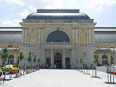 The ornate departure hall of the Keleti Railroad Station from outside - Budapešť, Maďarsko