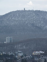 The János Hill (or János Mountain, in Hungarian "János-hegy") and the Elizabeth Lookout Tower the hilltop, viewed from the Apáthy Rock - Budapešť, Maďarsko