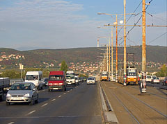 Car traffic and trams on the Árpád Bridge - Budapešť, Maďarsko