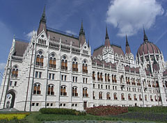 The southern wing of the Hungarian Parliament Building ("Országház"), viewed from the main square - Budapešť, Maďarsko