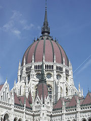 The dome of the Hungarian Parliament Building ("Országház") as seen from the main square - Budapešť, Maďarsko