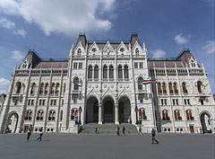 The beautifully renovated Hungarian Parliament Building ("Országház"), the facade that overlooks the square and has the main entrance - Budapešť, Maďarsko