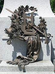 Bronze sculpture (a lyre, a sword and laurel branches) on the pedestal of the statue of Sándor Petőfi Hungarian poet - Kiskunfélegyháza, Maďarsko