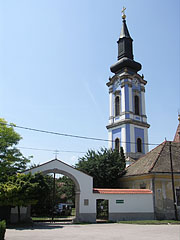 Wall and gate of the so-called "Serbian Croft" or "Serbian Yard" (in Hungarian "Szerb Porta"), and the blue tower of the Serbian Orthodox Church and Monastery - Ráckeve, Maďarsko