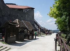 Souvenir shops with medieval presentation along the castle wall - Visegrád, Maďarsko