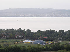 The view of the lake, and on the other side Balatonfüred town from the Kőhegy Lookout Tower - Zamárdi, Maďarsko