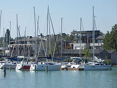 Yacht marina and a little farther the buildings of the 4-star Hotel Silver Resort - Balatonfüred, Macaristan