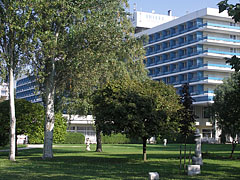 Park in front of the 3-stars Hotel Annabella - Balatonfüred, Macaristan