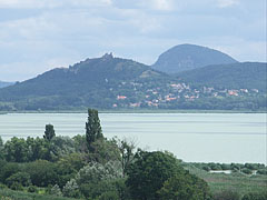 The Szigliget Castle viewed from the "Szépkilátó" (it means ca. "nice lookout point") - Balatongyörök, Macaristan