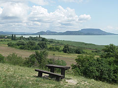 The Szigliget Bay of Lake Balaton and some butte (or inselberg) hills of the Balaton Uplands, viewed from the "Szépkilátó" lookout point - Balatongyörök, Macaristan