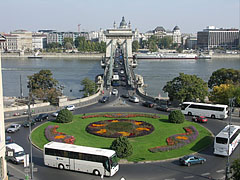 Roundabout on the Danube bank in Buda, on the square between the Széchenyi Chain Bridge and the entrance of the Buda Castle Tunnel - Budapeşte, Macaristan