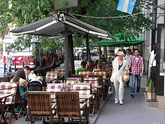 The restaurant terrace of the Café Zenit in front of the synagogue - Budapeşte, Macaristan