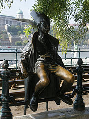 Little Princess statue (in Hungarian "Kiskirálylány") on the Danube promenade - Budapeşte, Macaristan