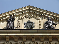 The allegorical figures of the "Agriculture" and the "Industry", as well as the coat of arms of Hungary between them on the pediment of the Hungarian National Bank - Budapeşte, Macaristan