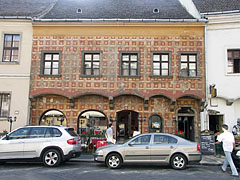 Tárnok Café & Brewery in the medieval house with painted facade - Budapeşte, Macaristan