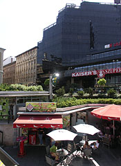 Underpass on the Nyugati Square and the Skála Metró shopping center - Budapeşte, Macaristan