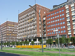 The "Madách" residental building complex, and on the right the "Európa Center" office building - Budapeşte, Macaristan