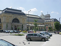 Parking lot and the north side of the Keleti Train Terminal building - Budapeşte, Macaristan