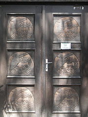 The wooden door of the Fácános House with carved bird figures - Budapeşte, Macaristan