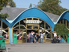 The domed blue building of the "Dodgem" (bumper cars) amusement ride - Budapeşte, Macaristan