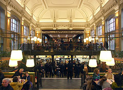 McDonald's fastfood restaurant on the Nyugati Square - Budapeşte, Macaristan