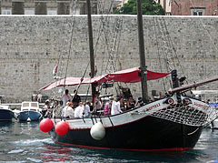 Sailing boat with tourists in the old City Harbour - Dubrovnik, Hırvatistan